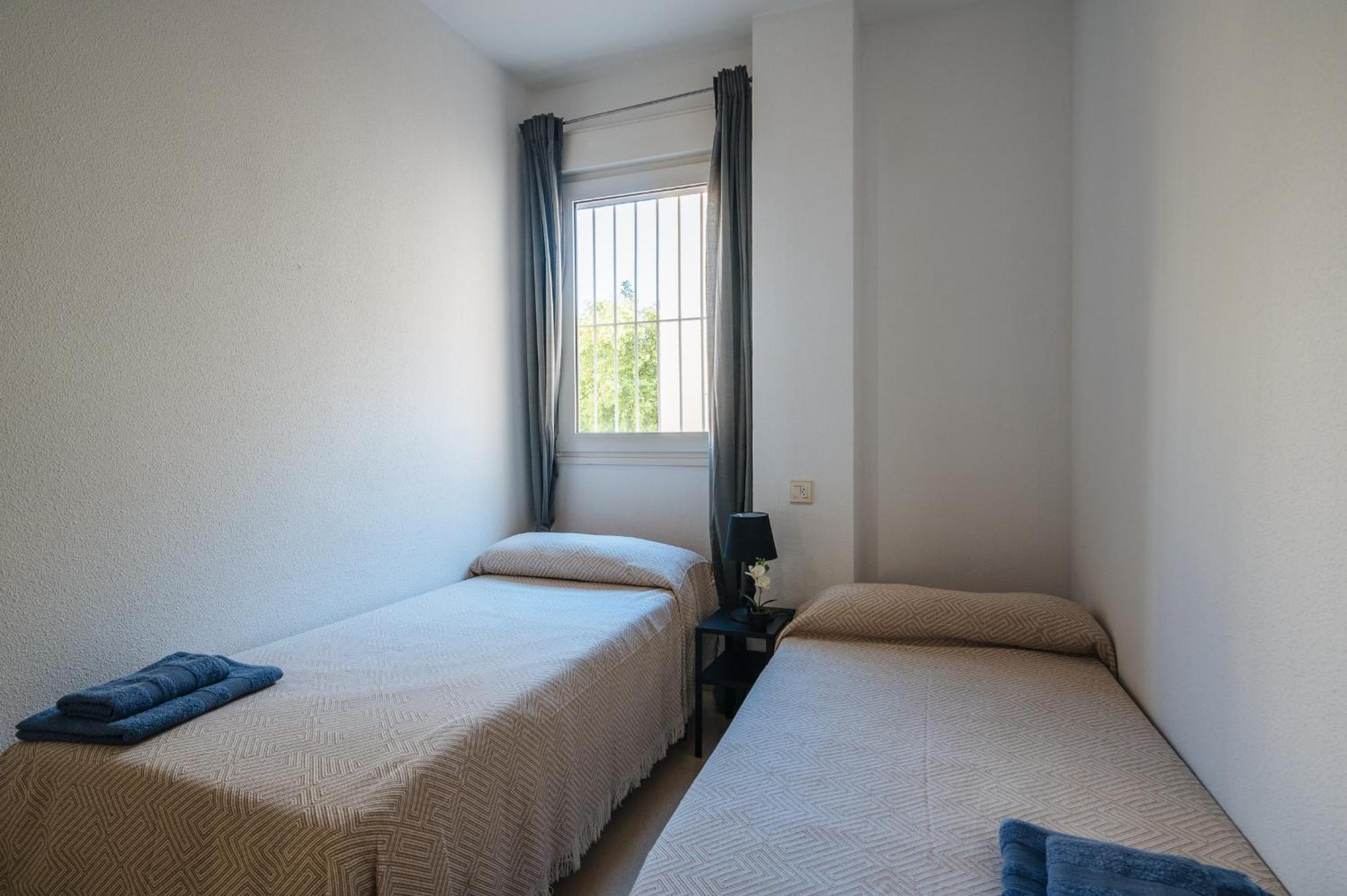 Piso Familiar Virgen Del Rocio Apartment Sevilla Bagian luar foto