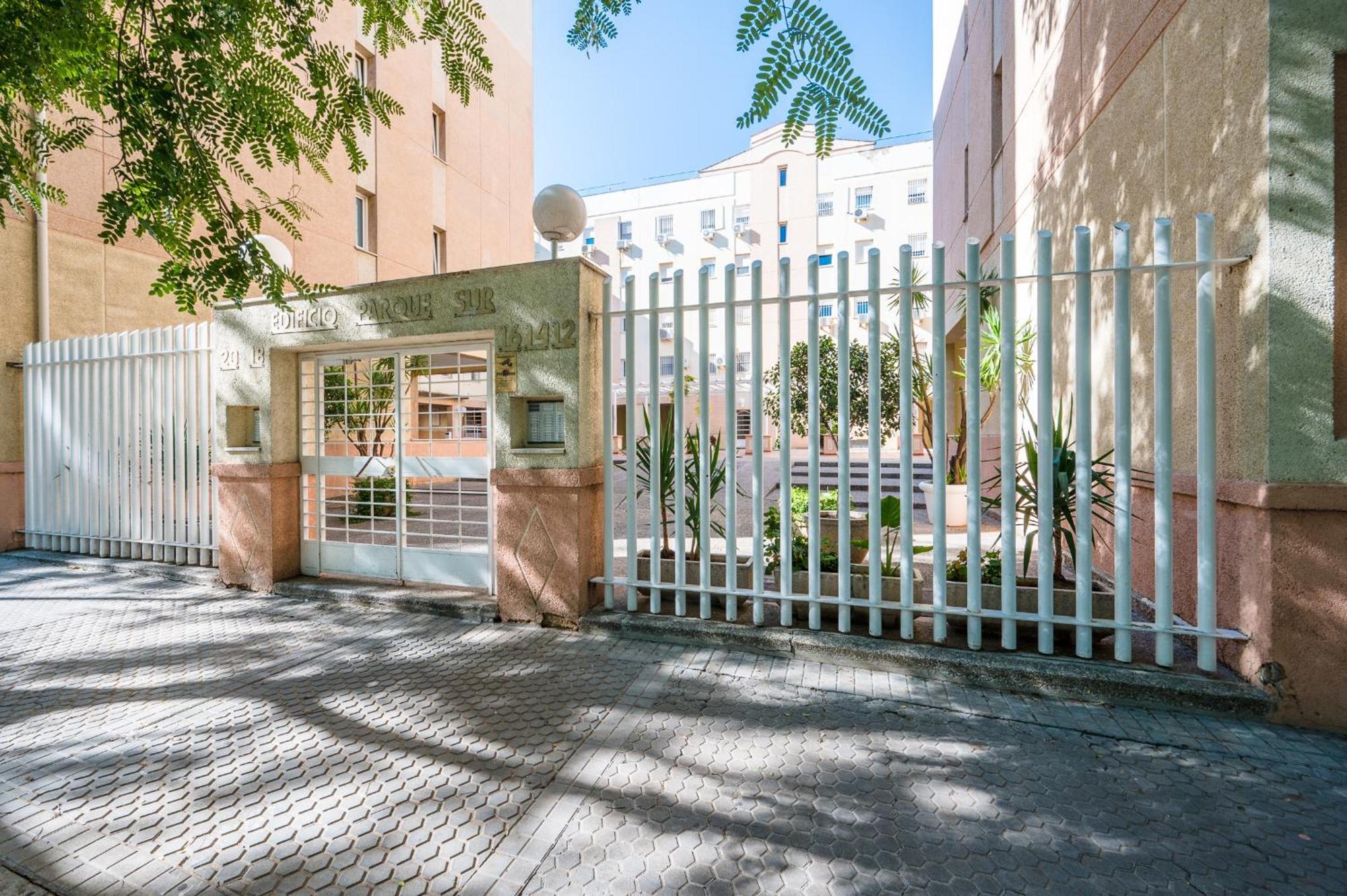 Piso Familiar Virgen Del Rocio Apartment Sevilla Bagian luar foto