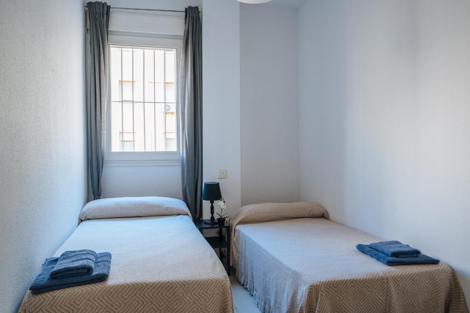 Piso Familiar Virgen Del Rocio Apartment Sevilla Bagian luar foto
